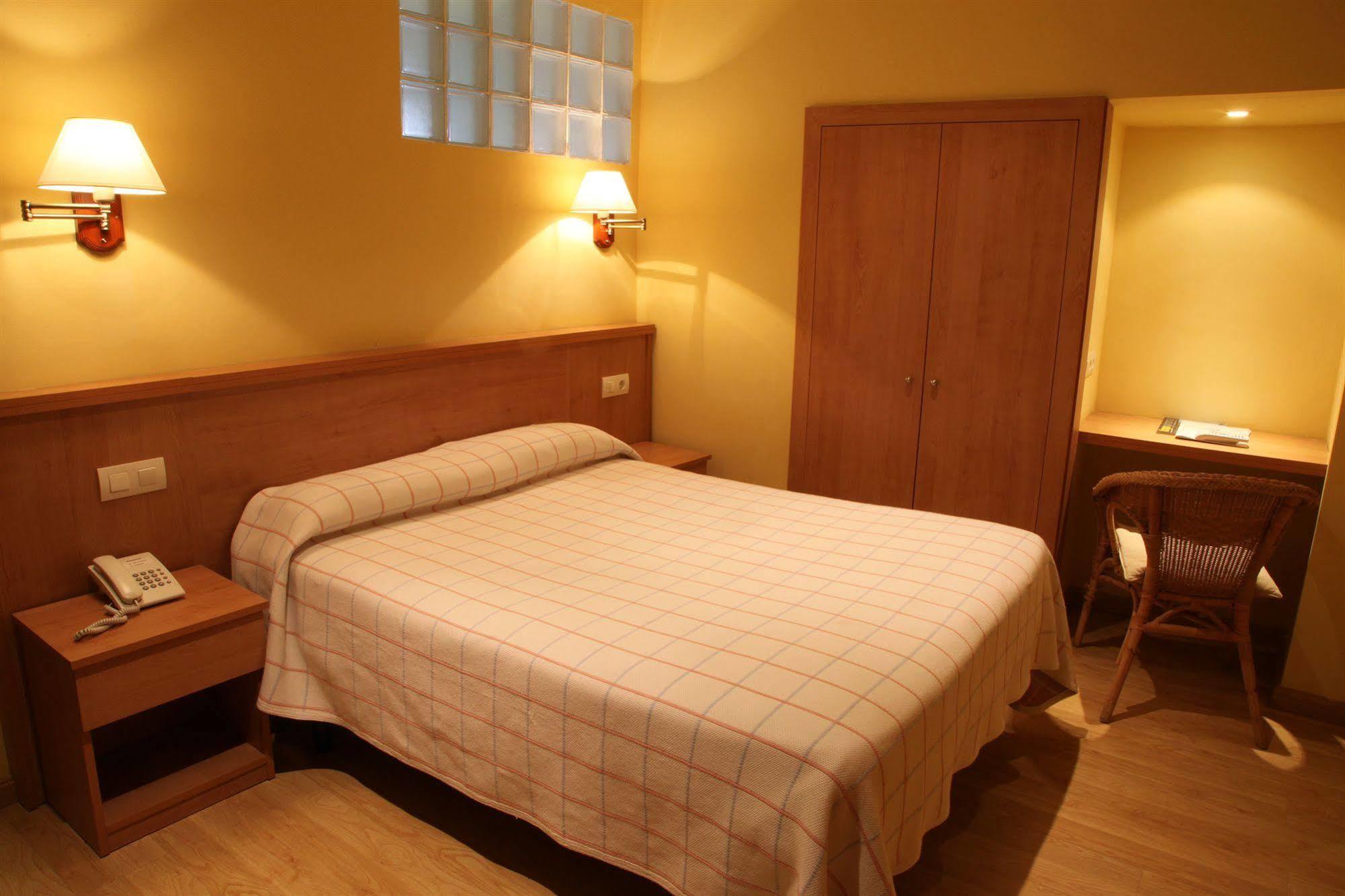 Hotel Ripoll Сант Хилари Сакалм Екстериор снимка